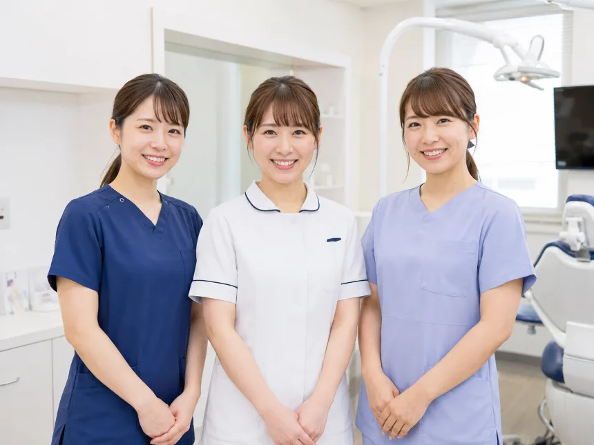 笑顔で語り合う歯科衛生士たち